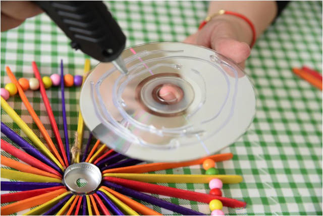 以免刺激胃肠道或影响睡眠