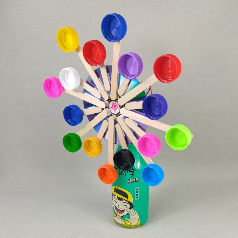 主动学党史“中国党徽为镰刀和锤头组成的图案”青少年陈雾成为此次党课的“讲解员”向小伙伴介绍党徽及其背后的历史事件让大家深入了解党旗、党徽背后的深刻内涵当讲解员变成同龄小伙伴当听着和自己同样的声音讲述红色故事每个青少年心中都亮着星星“下次