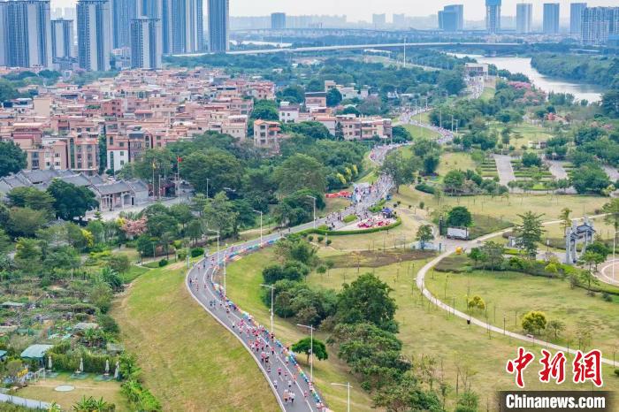 2024顺德半程马拉松在北滘门广场开赛 吸引约1.