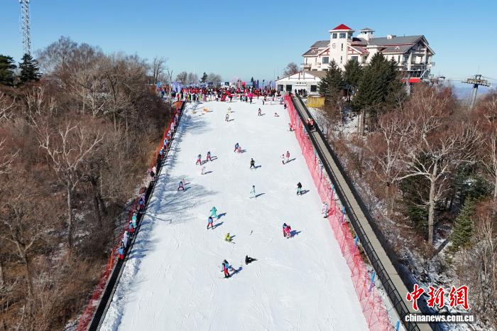 以三层级赛事体系与校园联动为抓手，推动哈尔