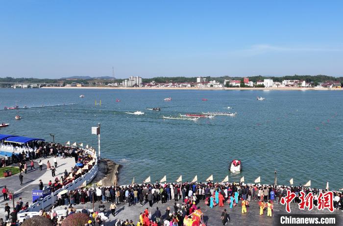 江西秋季龙舟赛在心安湖开赛：赛事为媒激发万