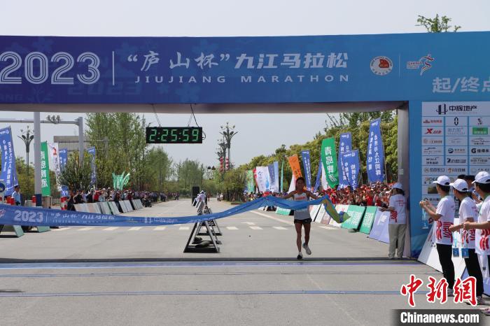 2023九江马拉松万名跑者环湖竞速 湖光山色成赛道