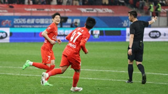 302天蛰伏后武磊复出破门，海港4比1逆转取胜
