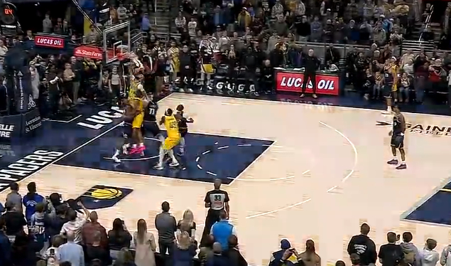 NBA常规赛步行者vs快船：边线球直接投篮被判违例