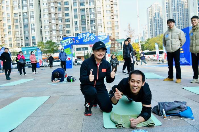 自由式滑雪冠军李妮娜现身石家庄万达广场 倡导