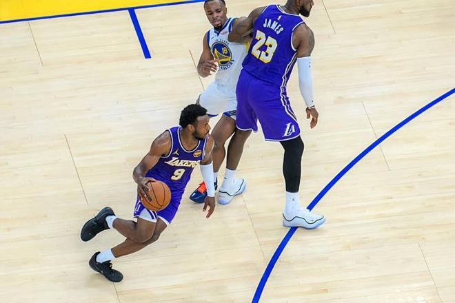 湖人轻取勇士终结三连败 布朗尼攻防兼备引关注