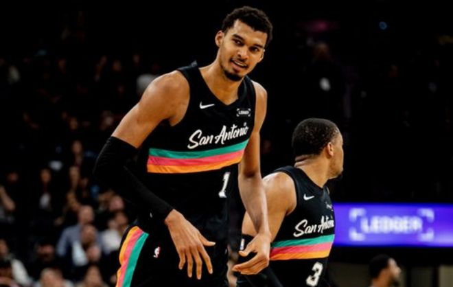 文班亚马季后赛首秀创马刺队史纪录 领航马刺大